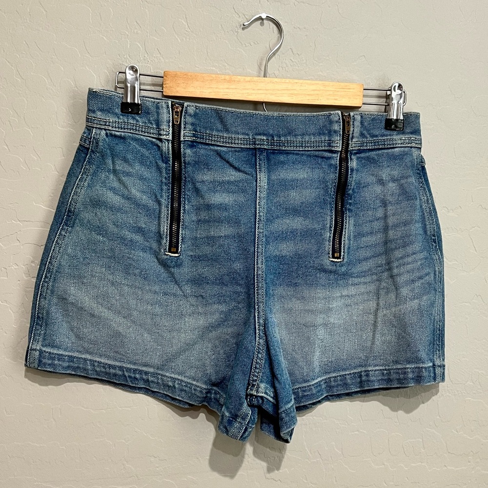 Hollister Ultra High Rise Vintage Short 4” Inseam, Size 29